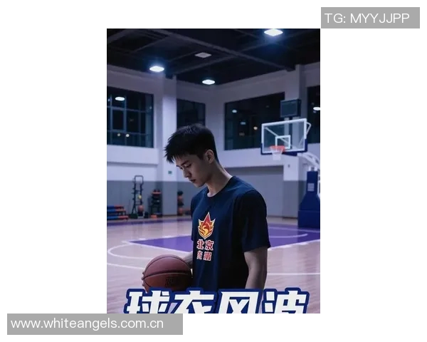 媒体人分享广东全运男篮探班照片赵睿身穿北京T恤与胡明轩崔永熙同框合影