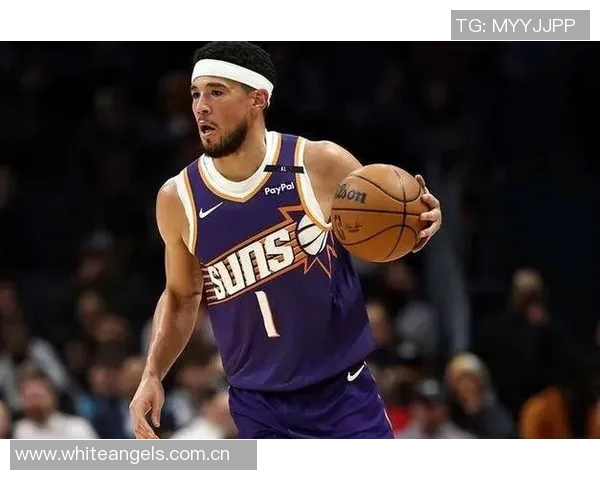 布克谈球队信任建立过程强调夏季训练的重要性与团队凝聚力