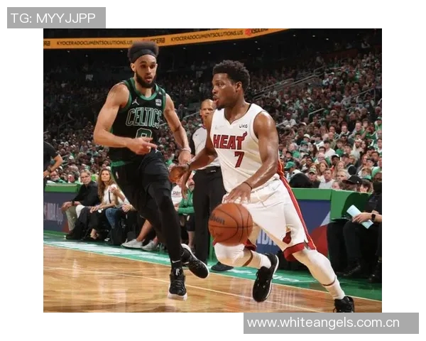 绿军记者惊叹湖勇对决中斯玛特与霍福德的奇妙对抗场景 绿军记者惊叹湖勇对决中斯玛特与霍福德的奇妙对抗场景